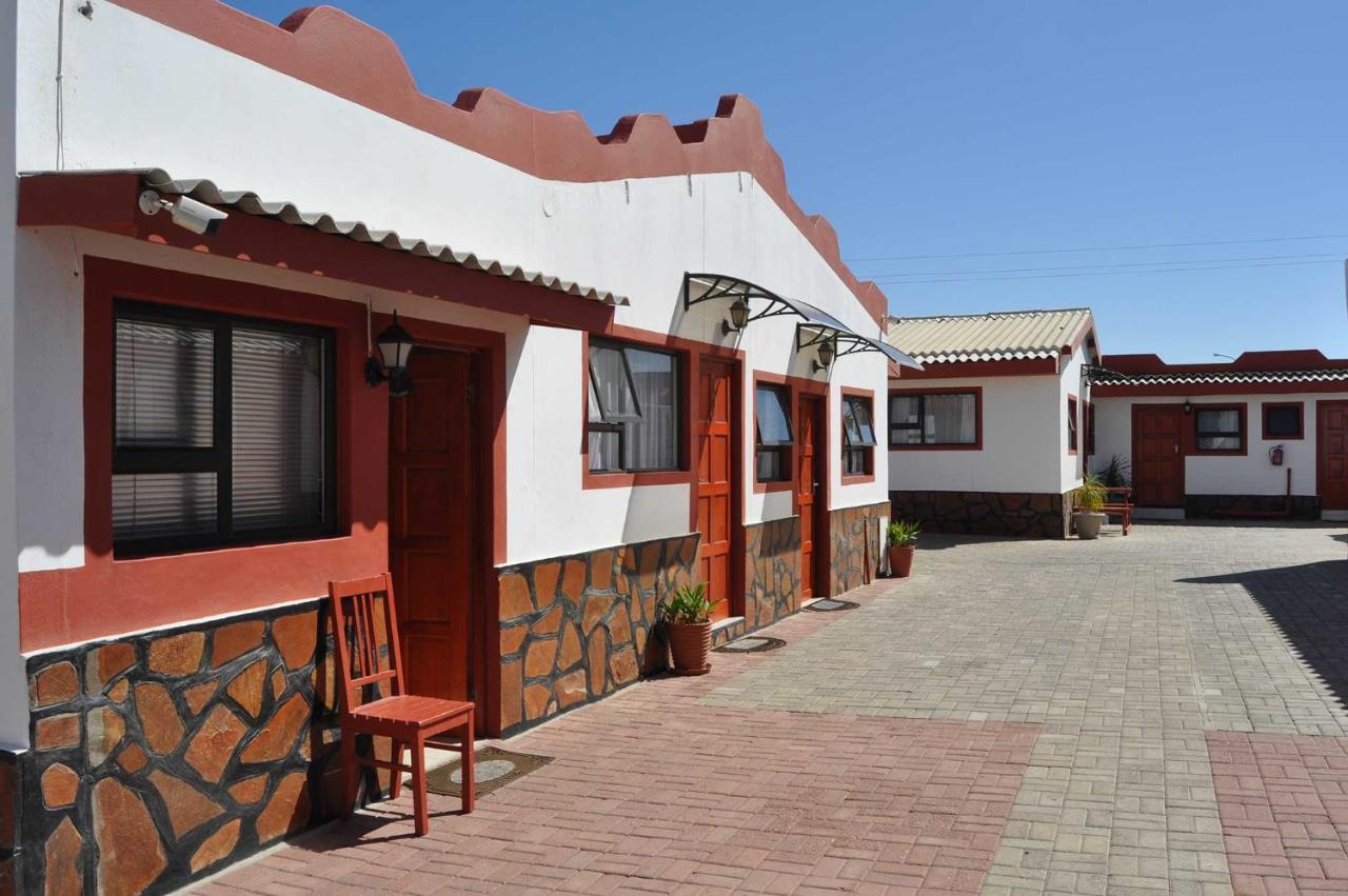 Timo'S Guesthouse Accommodation Lüderitz 外观 照片